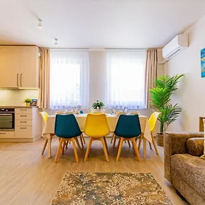 Roomy 80sqm At Center Free Parking Space, Ac & Balcony, Separate Ac In Four Budapest